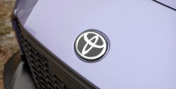 Tuvplāns ar gaiši violetu Toyota automašīnas motora pārsegu, Toyota emblēmu un melnu radiatora režģi